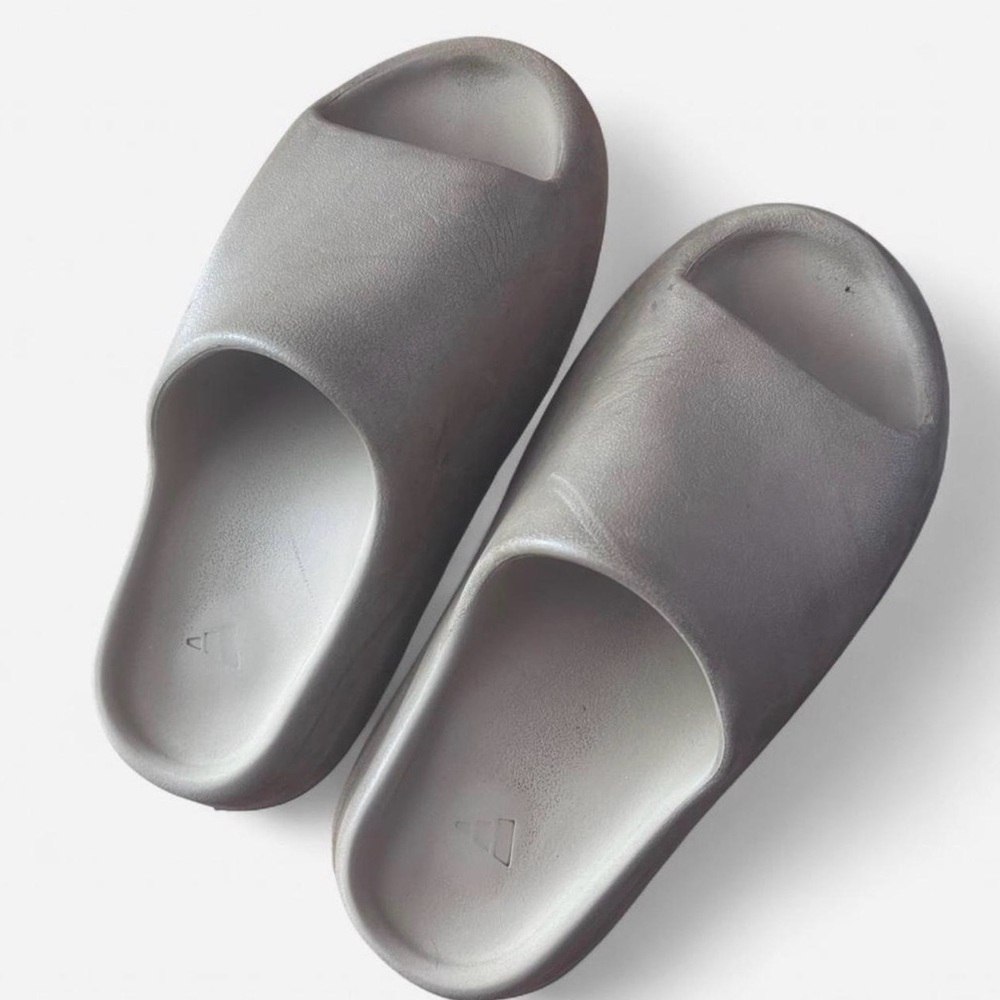 Yeezy Slides in “bone” color